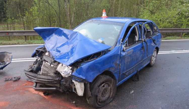 FOTO: Řidič při předjíždění vytlačil jiné auto do protisměru, výsledkem byla hromadná nehoda a zranění