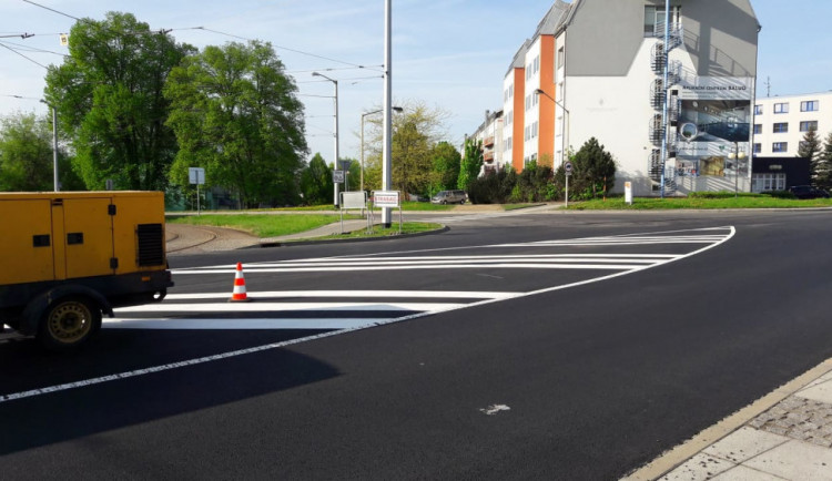 VIDEO: Na Třídě Míru se jezdí po novém asfaltu