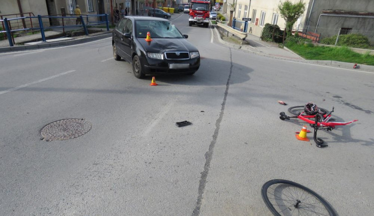 FOTO: Řidička čelně narazila do cyklisty, toho musel do olomoucké nemocnice dopravit vrtulník