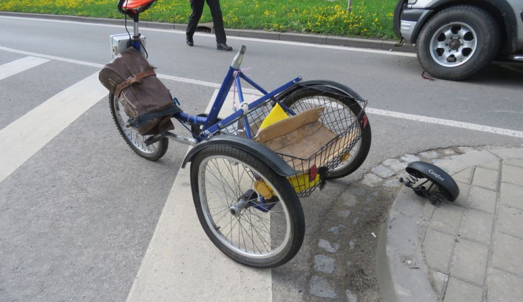 Řidič auta narazil do muže na elektrické tříkolce, ten skončil v olomoucké nemocnici