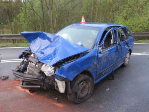 FOTO: Řidič při předjíždění vytlačil jiné auto do protisměru, výsledkem byla hromadná nehoda a zranění