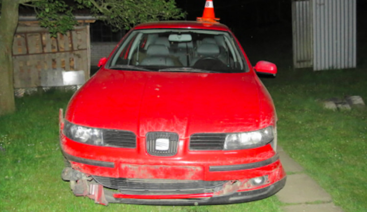 Řidič usedl za volant s třemi promile, s autem skončil v zahradě domu