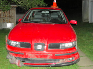 Řidič usedl za volant s třemi promile, s autem skončil v zahradě domu