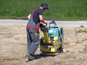 Zloděj ukradl ze stavby v Holici půltunovou vibrační desku