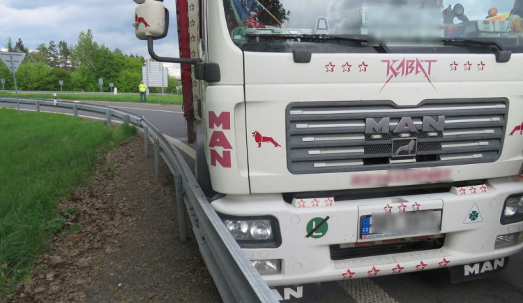 FOTO: Na dálnici se srazil kamion s autobusem, řidič skončil v nemocnici