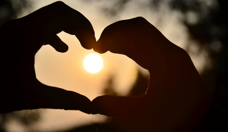 POČASÍ NA PONDĚLÍ: Teploty se vyšplhají k třicítce, pozor na silnější vítr