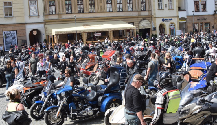 Z Horního náměstí vyrazilo v neděli na spanilou jízdu 1300 motorkářů, padl rekord