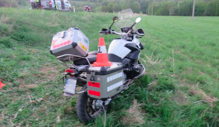 Motorkář nezvládl začátku, narazil do pařezu a těžce se zranil. Letěl pro něj záchranářský vrtulník