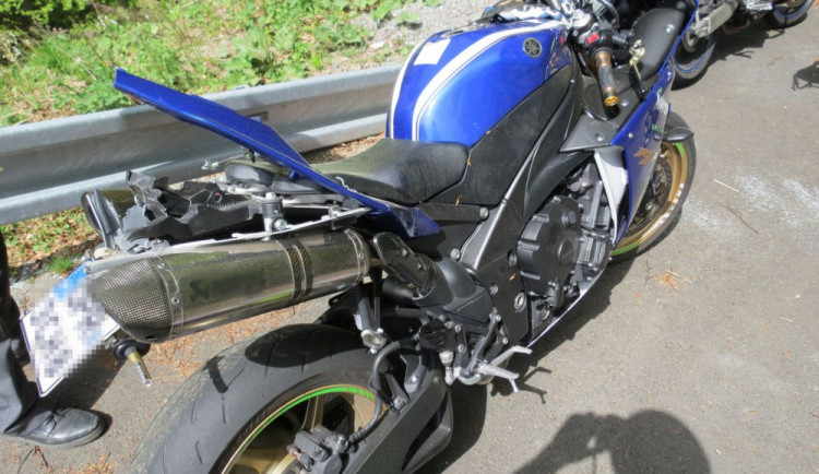 Motorkář jel moc rychle, podklouzlo mu přední kolo a zranil se, do olomoucké nemocnice letěl vrtulníkem