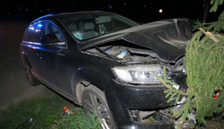 Řidič s autem vyletěl ze zatáčky a narazil do zaparkovaného auta, způsobil škodu za 170 tisíc