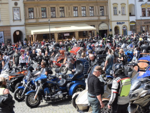 Z Horního náměstí vyrazilo v neděli na spanilou jízdu 1300 motorkářů, padl rekord