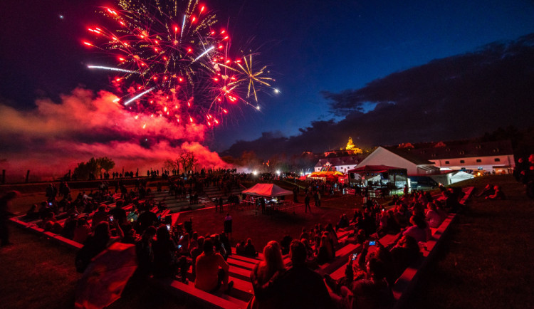 FOTO: Pálení čarodějnic na Korunní pevnůstku přilákalo stovky lidí