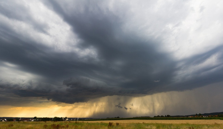 POČASÍ NA STŘEDU: Teploty až na šestadvacítce, večer se můžou objevit bouřky nebo přeháňky