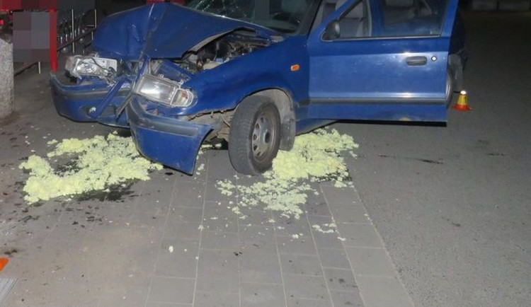 Opilý řidič naboural do sloupu u Penny na Zikově, zranil sebe i spolujezdce