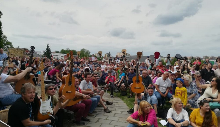 Třiašedesát kytaristů v Přerově pokořilo rekord, společně hráli Katapulty i Stouny