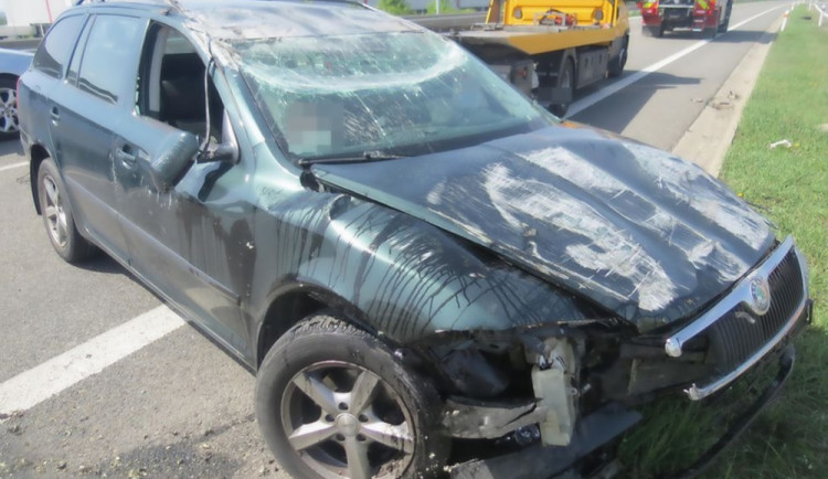 Dva opilí lidé obrátili auto na střechu. Policie teď řeší, kdo z nich řídil