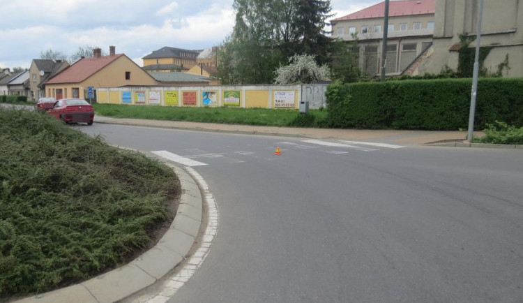 Řidič srazil pětašedesátiletou chodkyni na přechodu a ujel, pátrá po něm policie