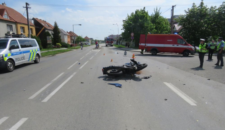 Motorkář se zranil při jízdě v protisměru. Způsobil padesátitisícovou škodu