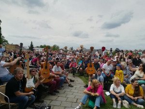 Třiašedesát kytaristů v Přerově pokořilo rekord, společně hráli Katapulty i Stouny