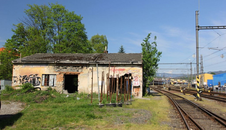 Útočník v opilosti napadl svého známého, hrozí mu za to až deset let