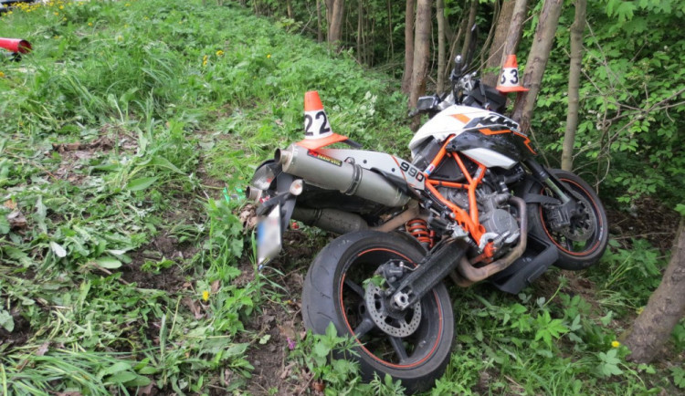 Mladý motorkář nezvládl zatáčku a se svým strojem narazil do stromu. Musel pro něj vrtulník