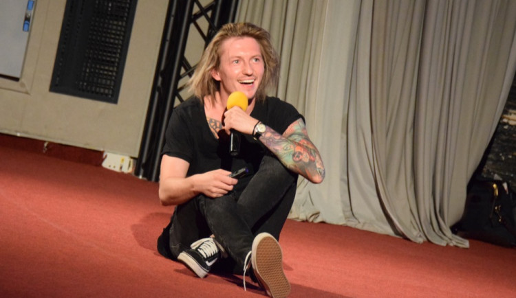 FOTOGALERIE: Na historicky prvním FuckUp Night v Olomouci bavili svými průsery Přemek Forejt i Kefírer