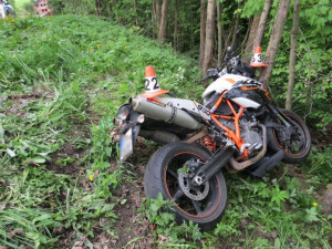 Mladý motorkář nezvládl zatáčku a se svým strojem narazil do stromu. Musel pro něj vrtulník
