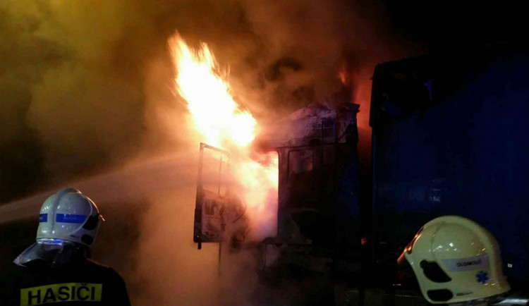 FOTO: U OMV v Olomouci na Brněnské hořel kamion, škoda je milion korun