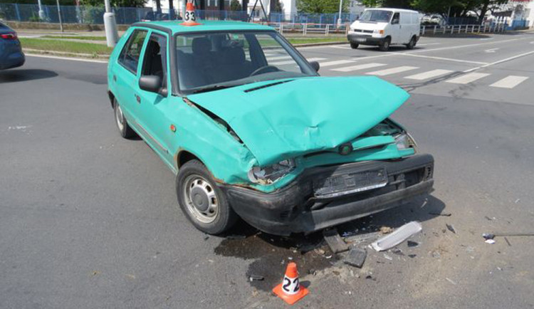 Řidič Felicie v křižovatce přehlédl Passat, způsobil škodu přes sto tisíc