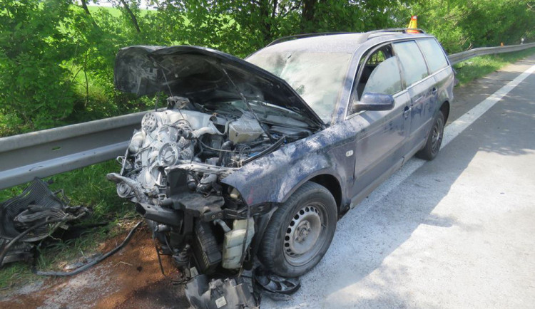 Jednadvacetiletý řidič narazil zezadu do nákladního auta, zranil se a způsobil škodu 140 tisíc