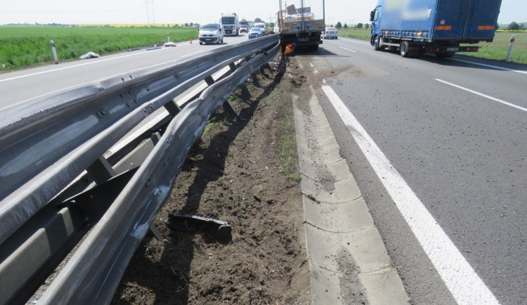 Řidič se nevěnoval řízení, na dálnici u Olšan přejel oba jízdní pruhy a zastavil se ve svodidlech