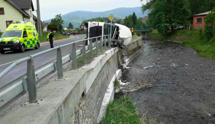 FOTO: Hasiči zasahovali u převrácené cisterny, do řeky z ní vyteklo 200 litrů nafty a vápence