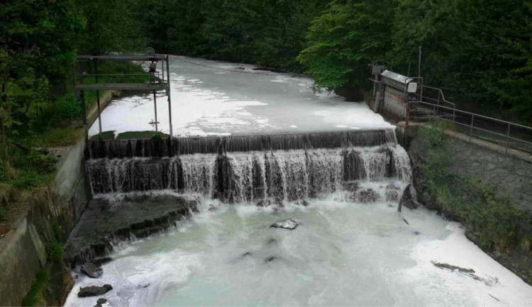 Hasiči vyprostili převrácenou cisternu nad ránem, rybáři hlásí úhyn ryb kvůli vylité ropě