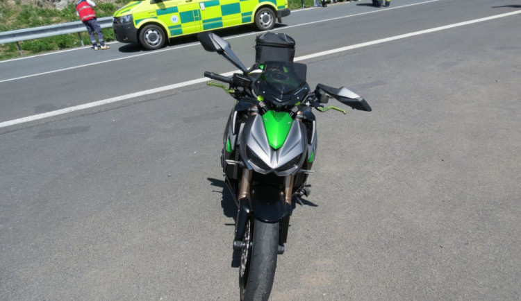 Motorkář dostal v zatáčce smyk, se svým strojem se po zemi sunul až ke svodidlům