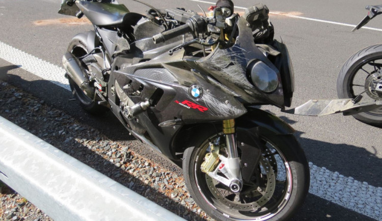 Motorkář nevybral zatáčku a narazil do svodidel. Po kolizi začal jeho stroj hořet