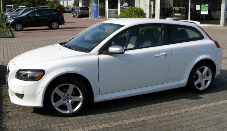 Opilý mladík usnul na střeše auta na Nové ulici, při šlofíku promáčkl střechu