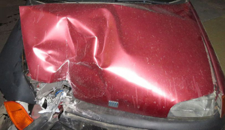 Opilý osmnáctiletý mladík bez řidičáku v Olomouci boural s cizím autem, nadýchal skoro dvě promile