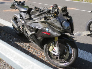 Motorkář nevybral zatáčku a narazil do svodidel. Po kolizi začal jeho stroj hořet