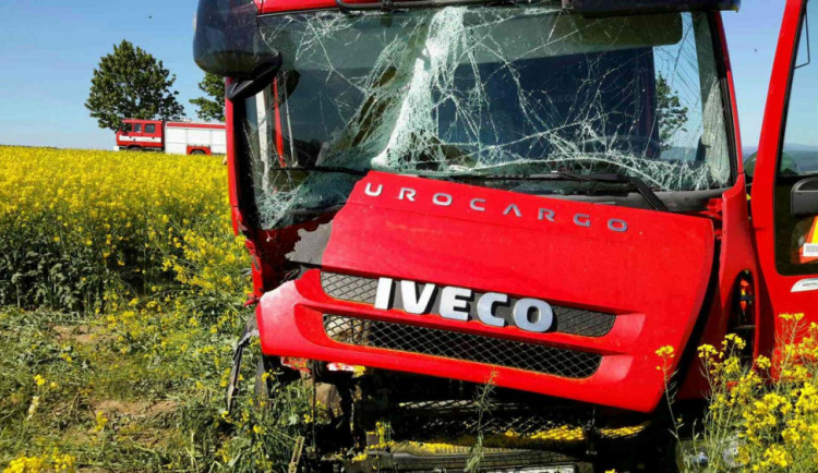 Kamion sjel ze silnice, přerazil strom a skončil v poli. Zraněného spolujezdce museli vyprostit hasiči