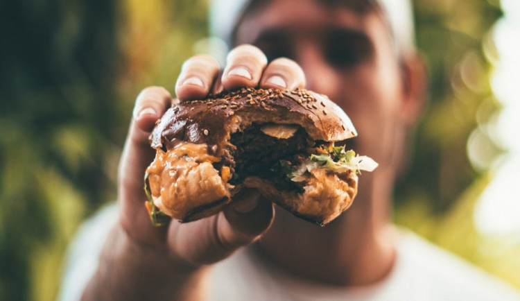 Jedlík utíkal z restaurací v Olomouckém kraji bez placení, hrozí mu až tři roky ve vězení