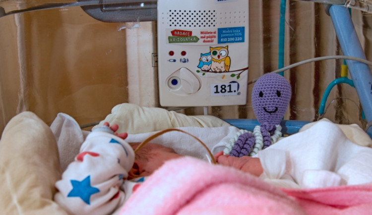 Dech novorozeňat v olomoucké porodnici bude hlídat pětadvacet nových přístrojů
