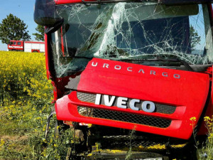 Kamion sjel ze silnice, přerazil strom a skončil v poli. Zraněného spolujezdce museli vyprostit hasiči