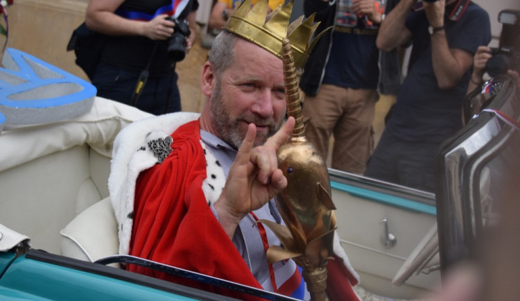 FOTO/VIDEO: Majálesový průvod prošel centrem, David Koller byl na Horním náměstí korunován králem