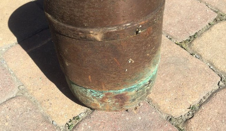 Lidé nalezli u pošty na Jeremenkově ulici urnu s lidskými ostatky