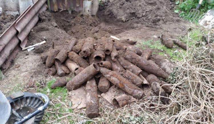 Muž při práci na zahradě vykopal sedmdesát dělostřeleckých granátů i malorážkovou munici