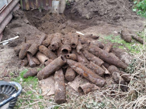 Muž při práci na zahradě vykopal sedmdesát dělostřeleckých granátů i malorážkovou munici