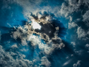 POČASÍ NA ČTVRTEK: Přes den oblačno až polojasno, večer se můžou objevit přeháňky