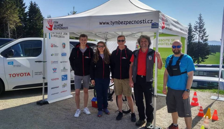 Loni při nehodách zemřelo 44 cyklistů. Pomoci má kampaň Na kole jen s přilbou