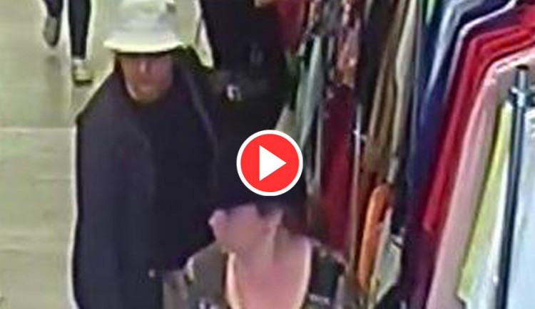 VIDEO: Kapsářky ukradly v olomouckém obchodě peněženku, policie je hledá