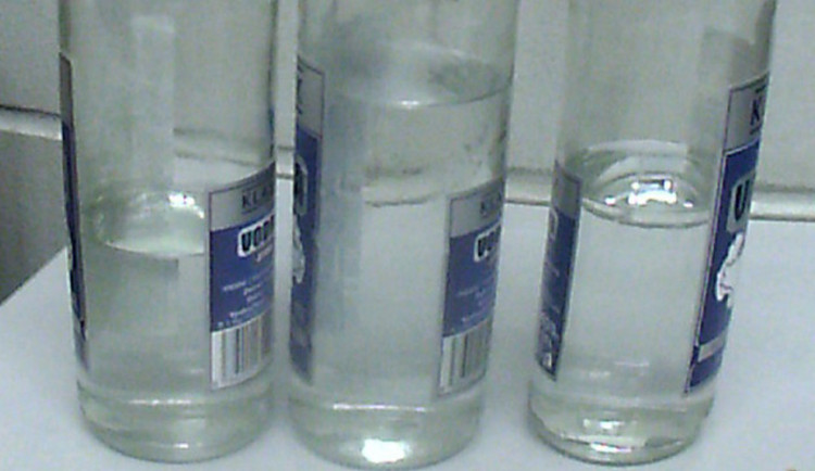 Muž ochutnával vodku ze tří lahví přímo mezi regály, pak si rozbil hlavu při pádu na zem